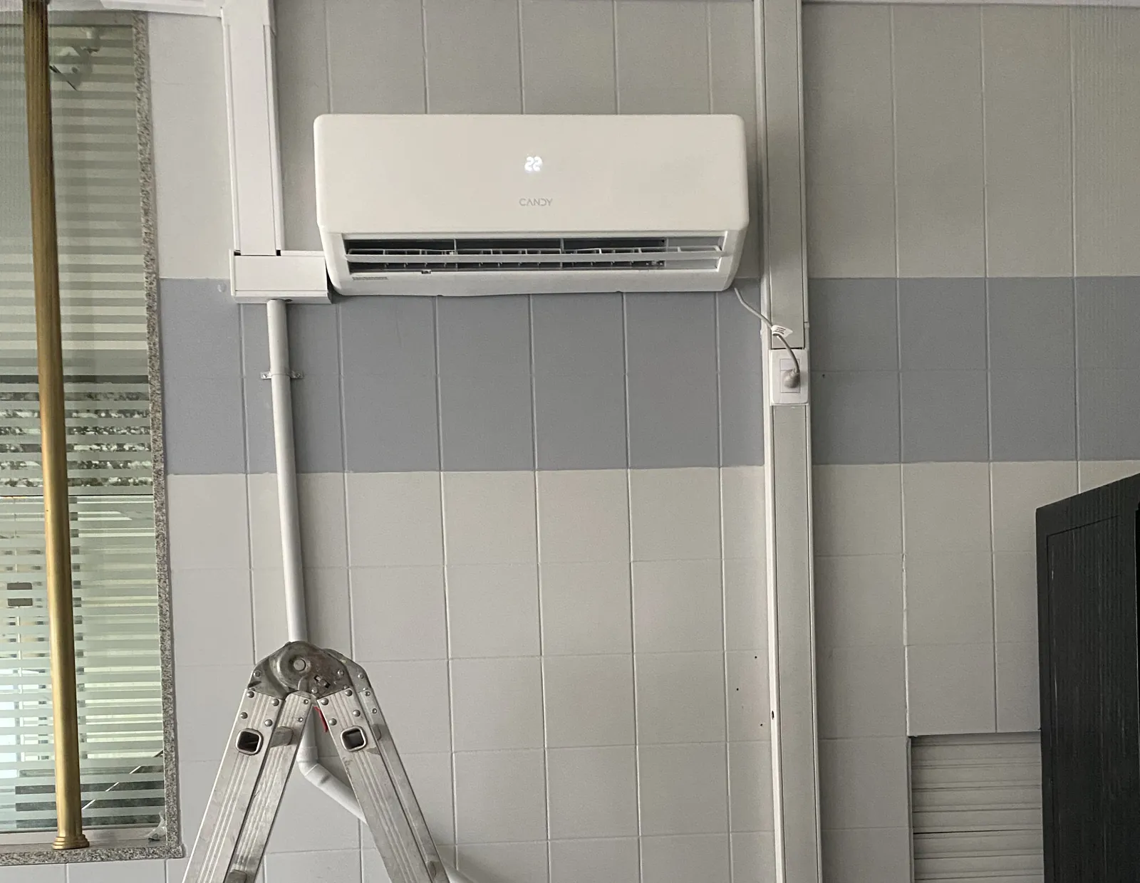 Aire acondicionado split instalado por RECTEC en una oficina de Recoleta, con cañerías en canaleta