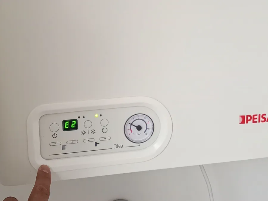 Panel de una caldera Peisa durante su reparación en Villa Crespo