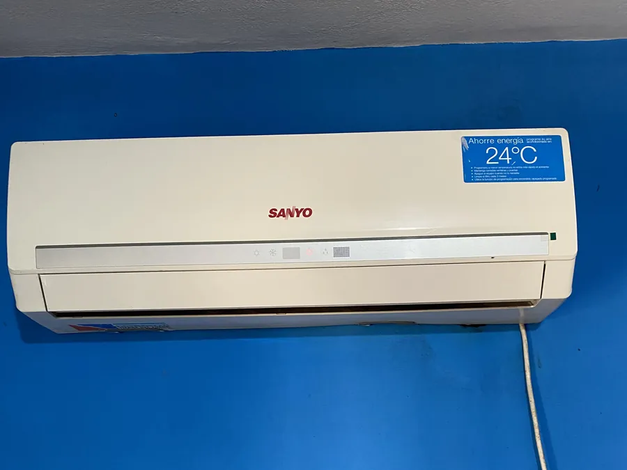 Aire acondicionado split en un dormitorio, luego de su mantenimiento preventivo