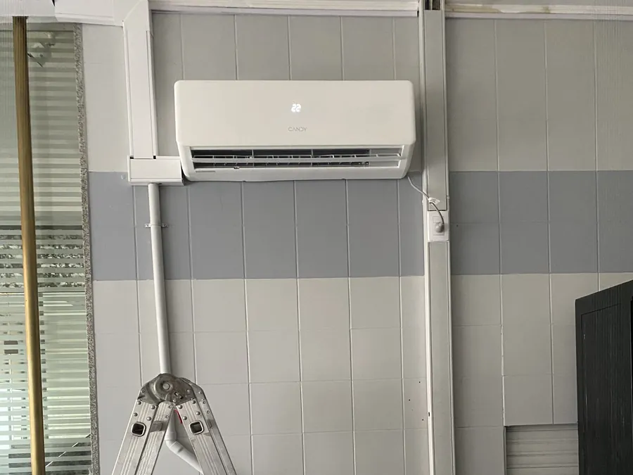 Aire acondicionado split instalado en una oficina de Recoleta