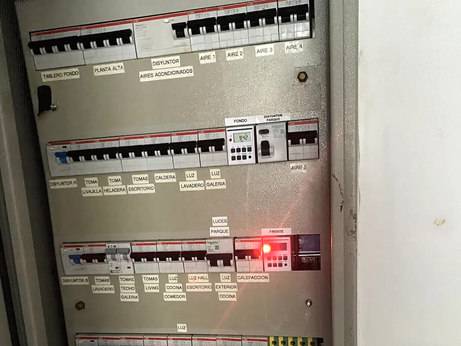 Tablero eléctrico con disyuntores, llaves térmicas y circuitos rotulados, en Nordelta